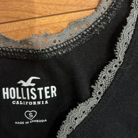 Hollister, small black tank top with gray trim “Beverly Hills California” - Picture 3 of 4